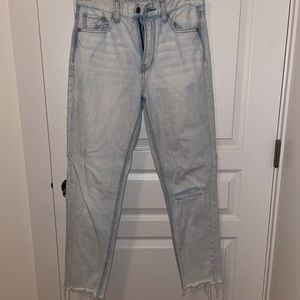 American Eagle light wash straight / mom jean